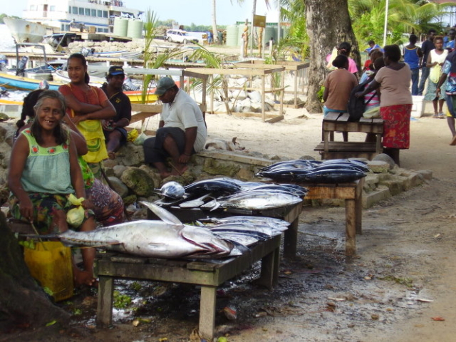Sale of local cooked food in Gizo